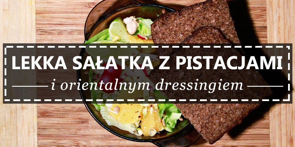 Lekka sałatka z pistacjami i orientalnym dressingiem, grzanki pełnoziarniste