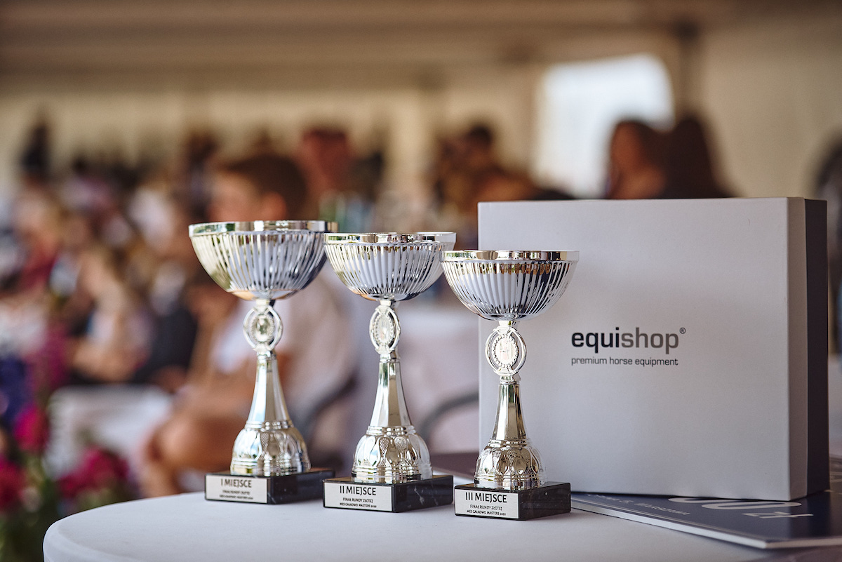 Puchary i nagrody na zawodach w Gałkowie