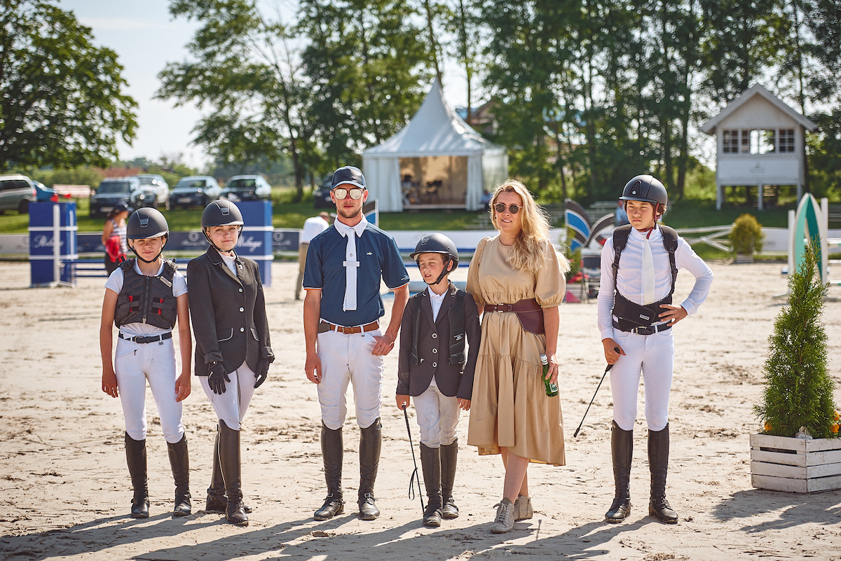 Karolina Ferensten i Tomasz Godek z jeźdźcami