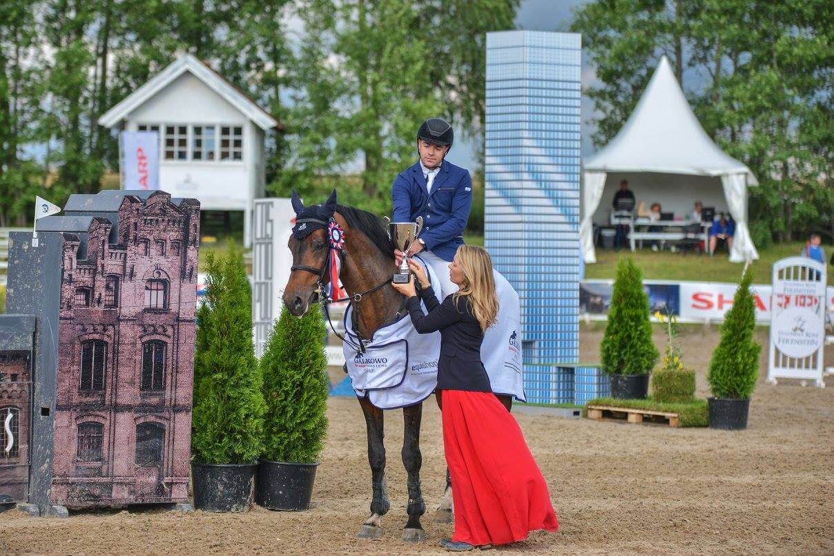 Karolina Ferenstein-Kraśko wręcza puchar podczas Gałkowo Sharp Masters 2017