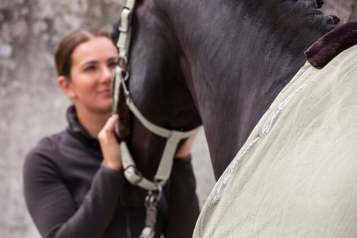 zakladanie-derki-dla-konia