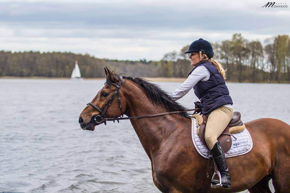 Karolina Ferenstein-Kraśko podczas pławienia koni