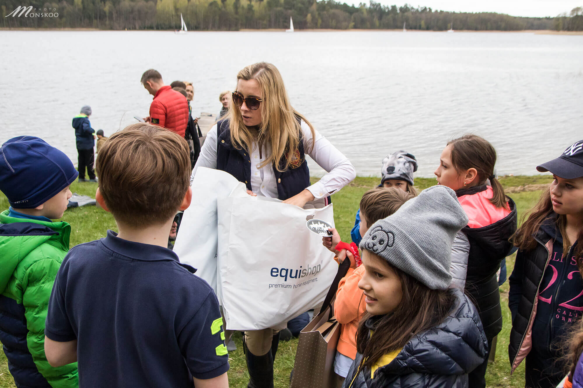 Karolina Ferenstein-Kraśko rozdaje nagrody podczas majówkowego pikniku