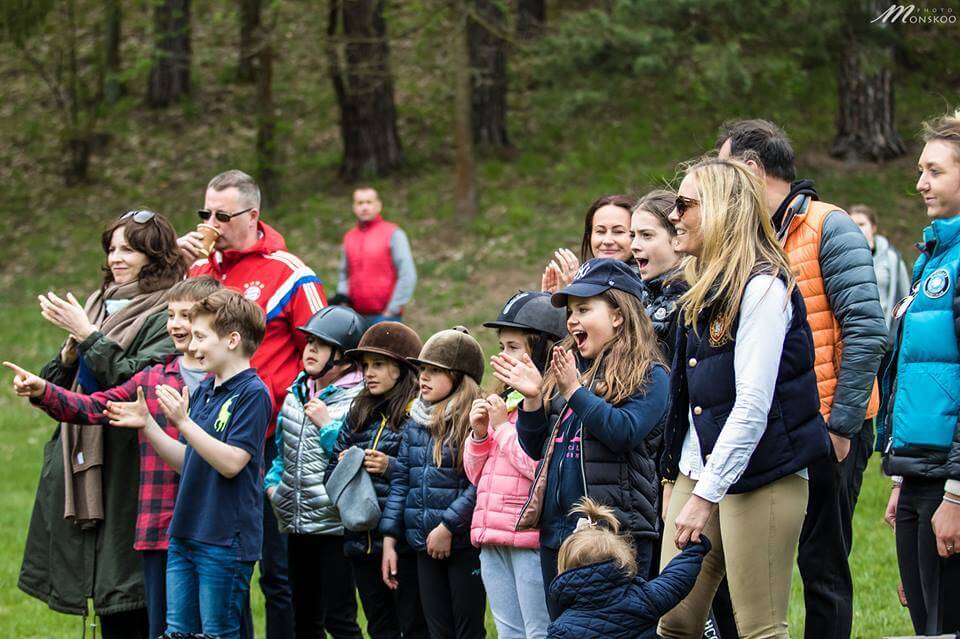 Dzieci podczas majówkowego pikniku nad jeziorem Bełda